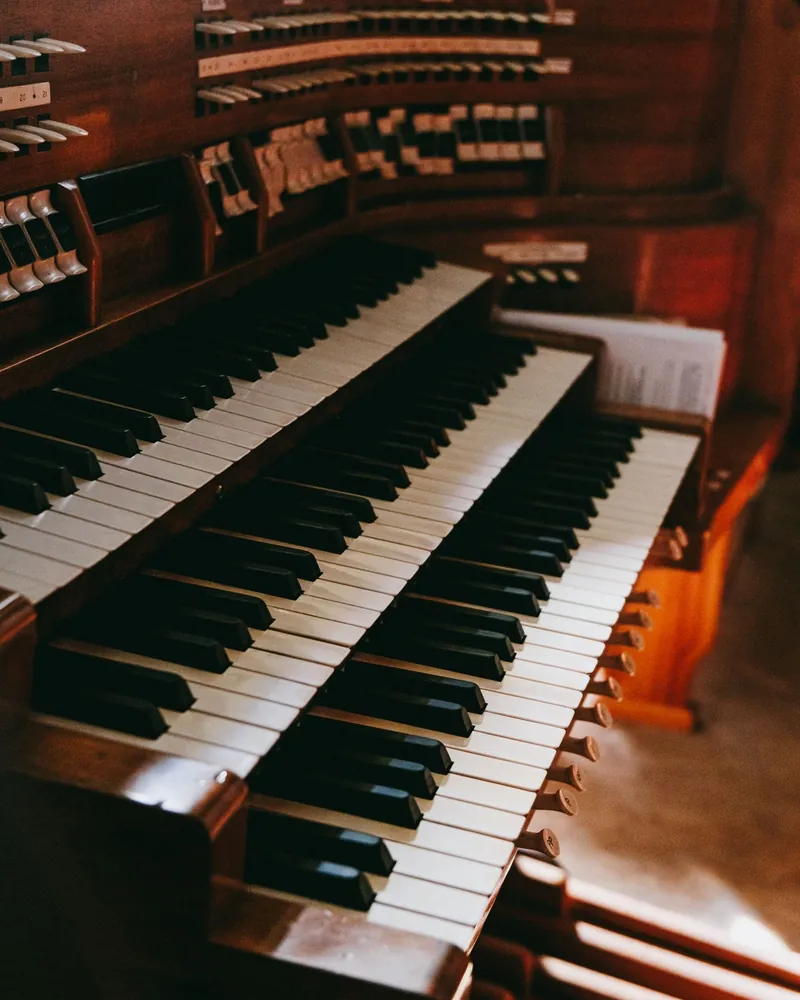 Detail dřevěné klaviatury hracího stolu varhan